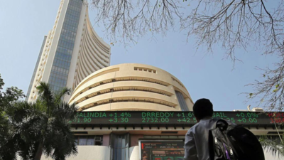 Markets snap 2-day winning run; Sensex slumps nearly 390 pts on weak global cues