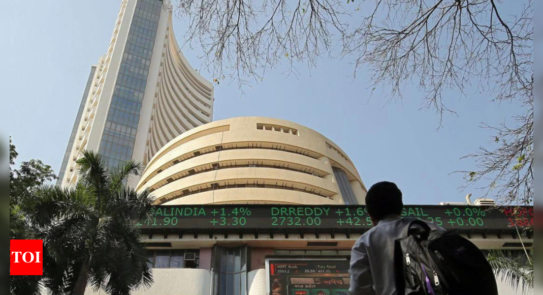 Markets snap 2-day winning run; Sensex slumps nearly 390 pts on weak global cues – Times of India