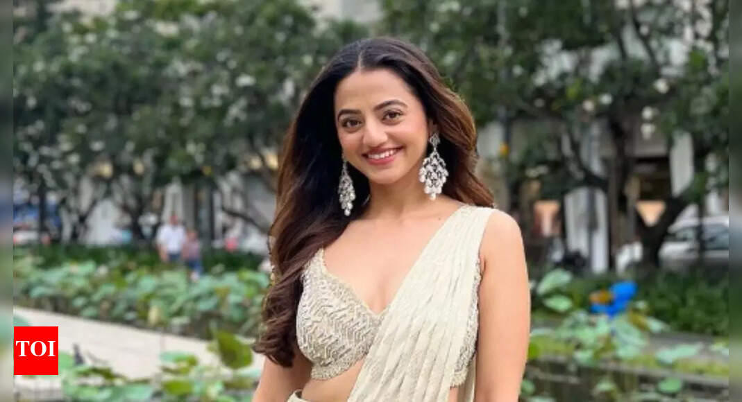 Helly Shah looks graceful in her indowestern attire | Gujarati Movie ...