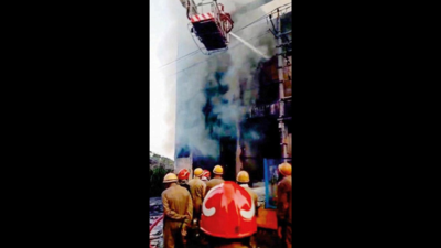 5 firemen hurt trying to douse factory blaze