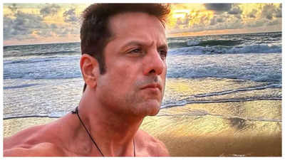 Fardeen Khan sets the Instagram on fire with his shirtless photo; Dia Mirza, Abhishek Bachchan, Bobby Deol and others REACT - See post