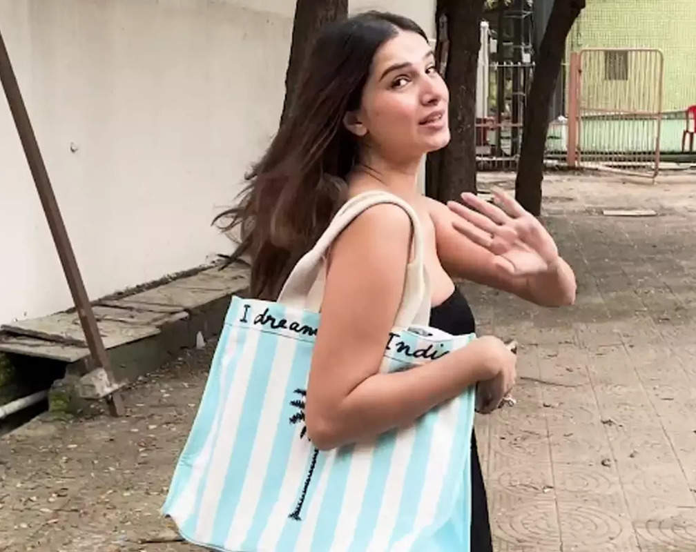 
'Tara ji please' - Paps request Tara Sutaria to pose for the cameras, actress says 'hello' and politely refuses shutterbugs' request
