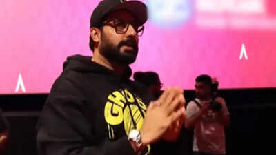 'Theek Hai Picture?'- Abhishek Bachchan surprises fans at a theatre playing 'Ghoomer'