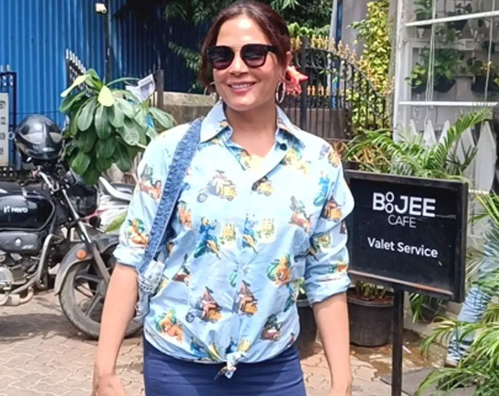 
Richa Chadha flaunts her ubercool and stylish look as she gets papped in Bandra
