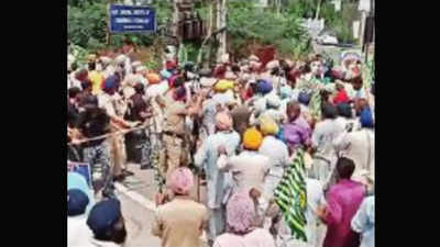 Police cane Chandigarh-bound farmers at Longowal; 1 protester killed