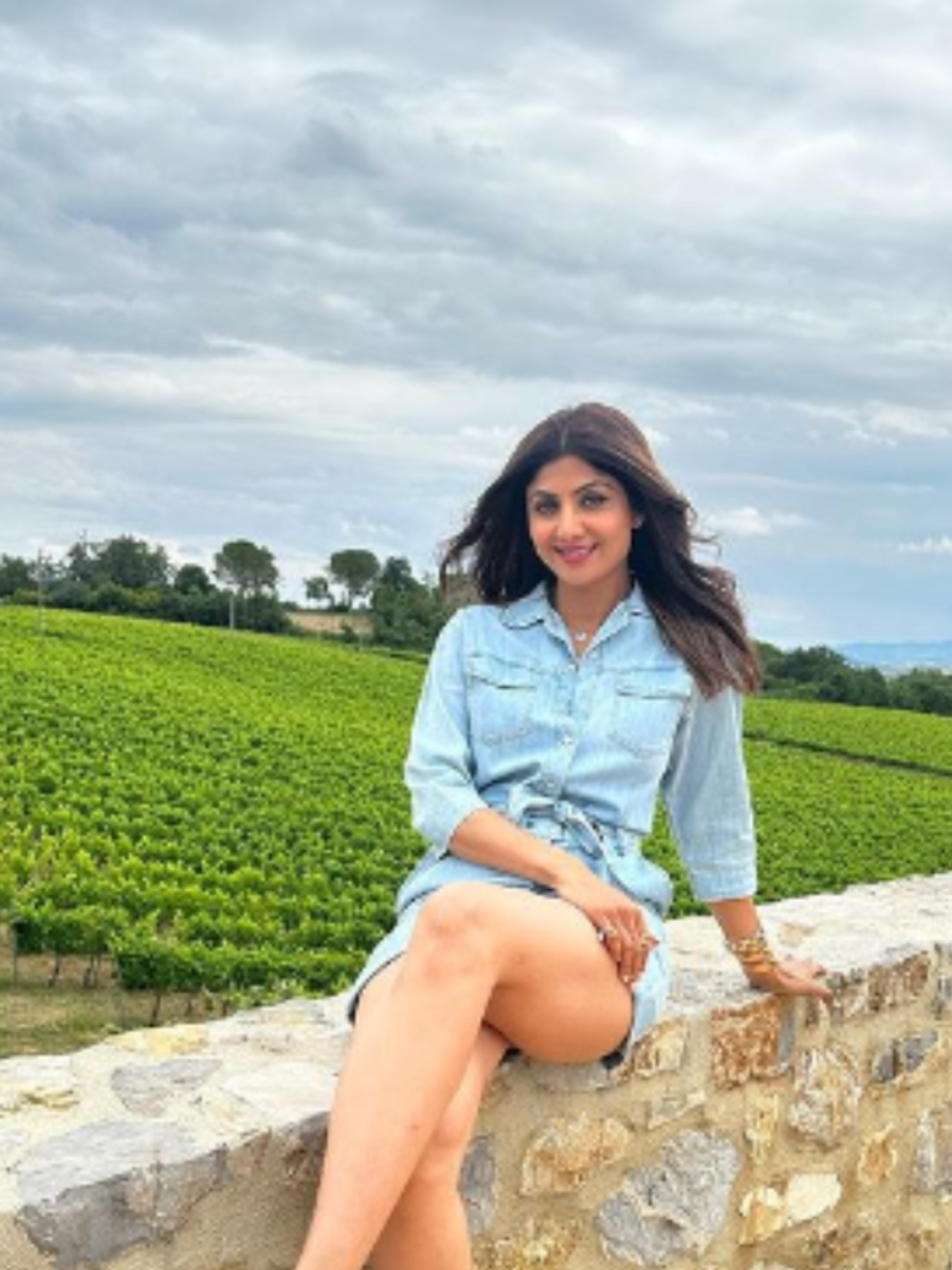 ​As Shilpa Shetty aces hanging knee tucks, reasons why you should do it too - Vimarsana News