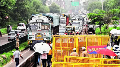 Cops keep farmers at bay, commuters pay the price