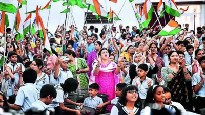 Moonstruck schookids chant 'Jai Ho' and 'Vande Mataram'