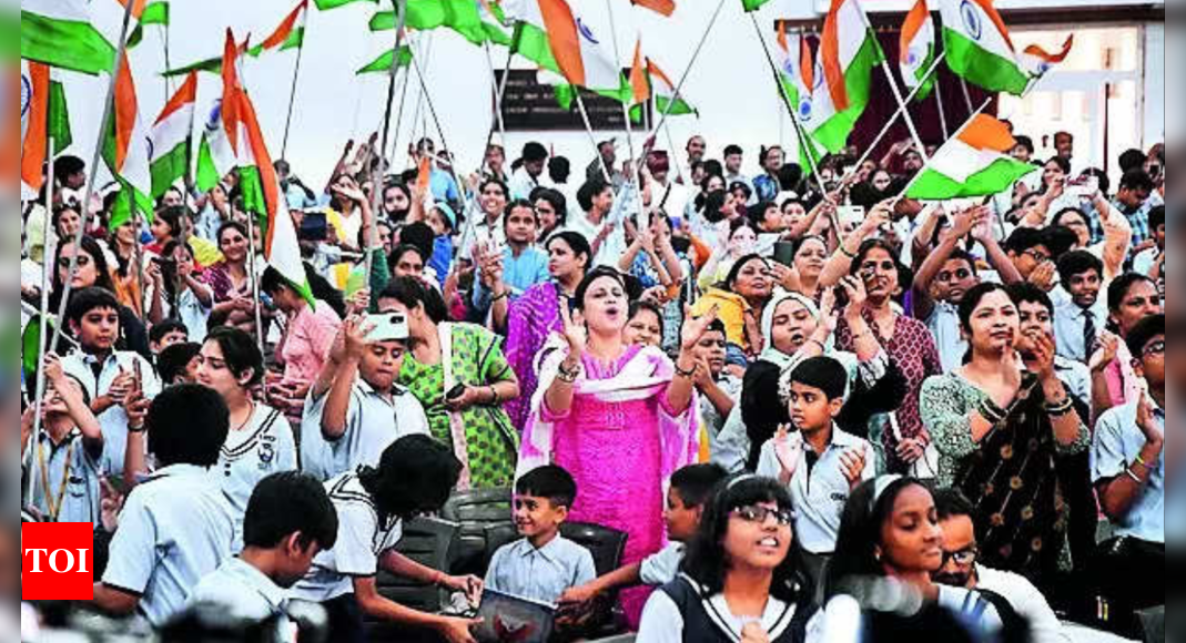 Moonstruck schookids chant 'Jai Ho' and 'Vande Mataram' | Lucknow News ...