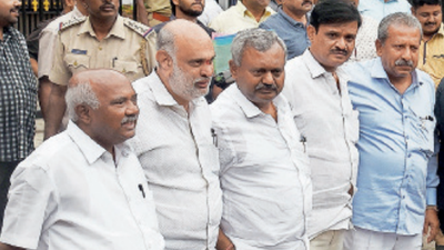 Karnataka BJP MLA;s defer plans to join Congress | Bengaluru News - 