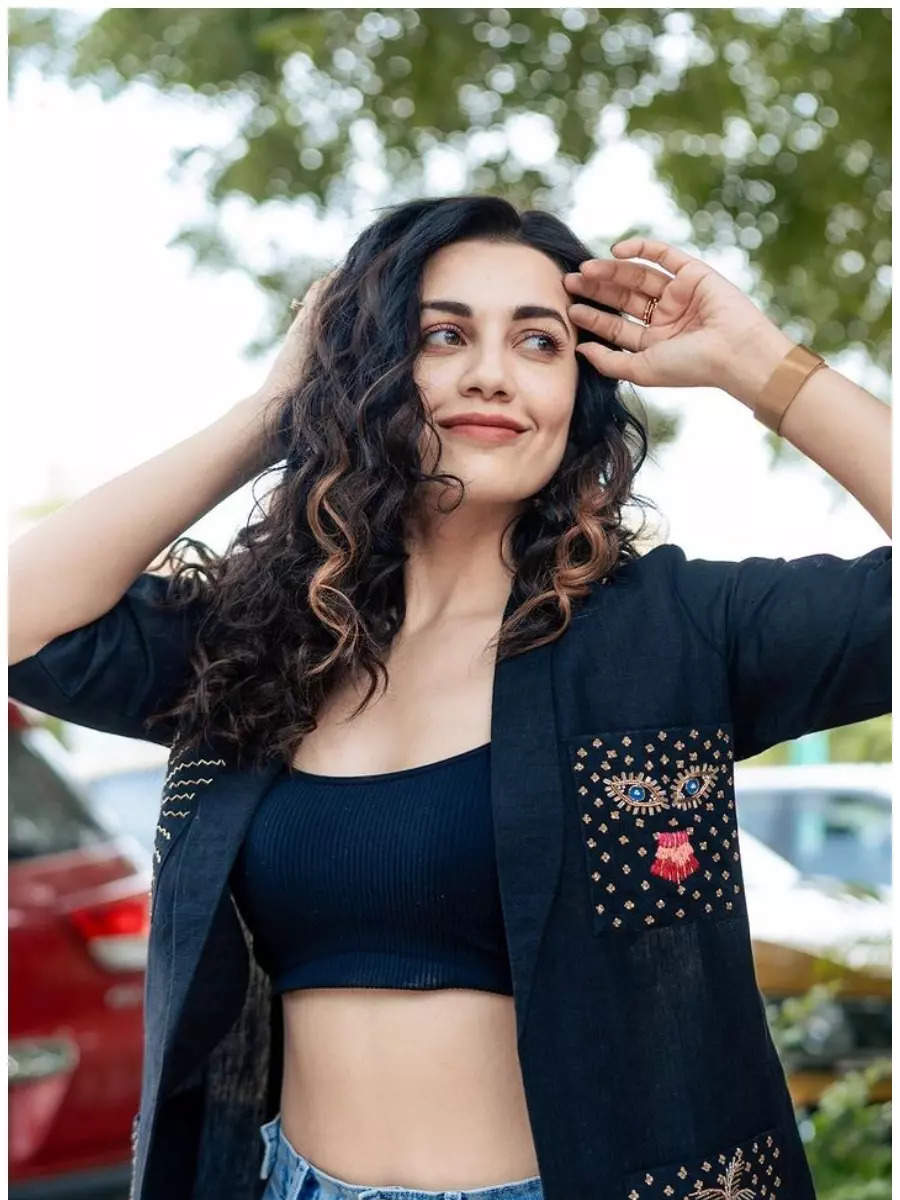 Alluring clicks of Esha Kansara | Times of India