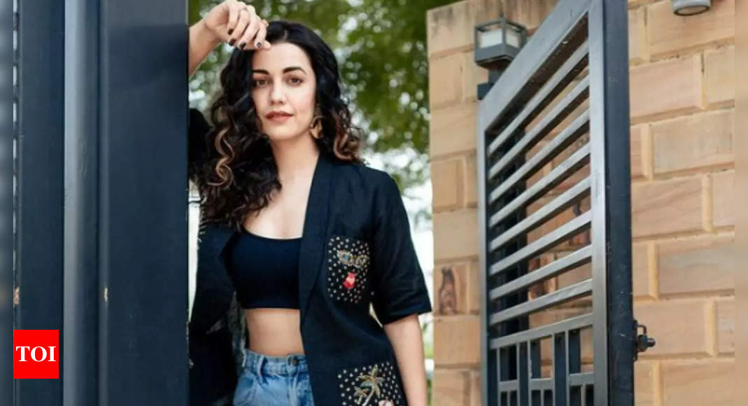 Esha Kansara's chic black ensemble paired with blue jeans turns heads ...