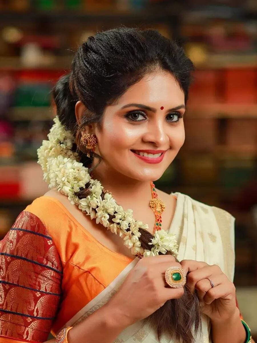 Gayathri Arun exudes charm draped in this half-saree | Times of India