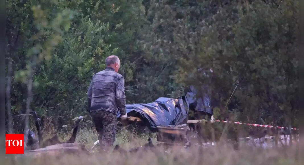 Как выглядят тела после авиакатастрофы Villagers hear bang, then see Prigozhin plane plummet to the ground - Times of I