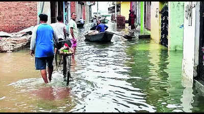 Amid heavy rain, rising Ganga breaches warning mark in city