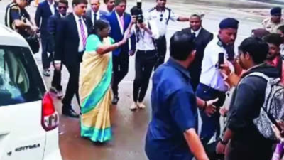 Goa: En route to visiting temples, President Droupadi Murmu stops to let students click selfies