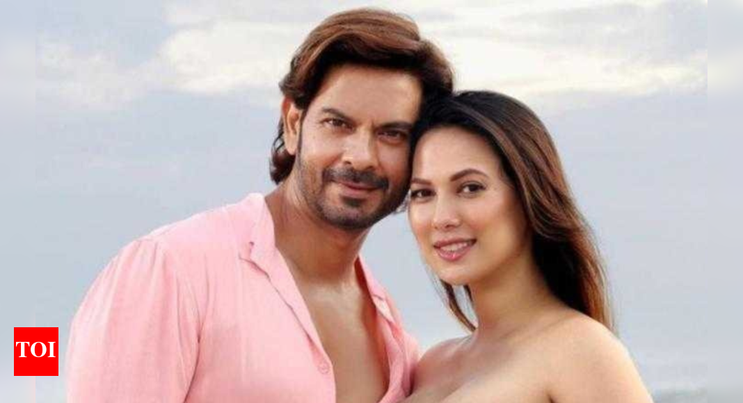 Mom-to-be Rochelle Rao hosts a three hour long award function during ...