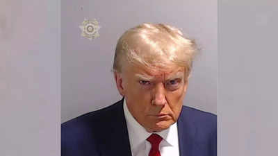 Trump makes virtue out of jail mugshot, uses it for campaign