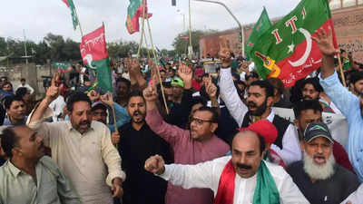 Karachi police detain 20-25 Pakistan Tehreek-e-Insaf workers from rally expressing solidarity with Imran Khan