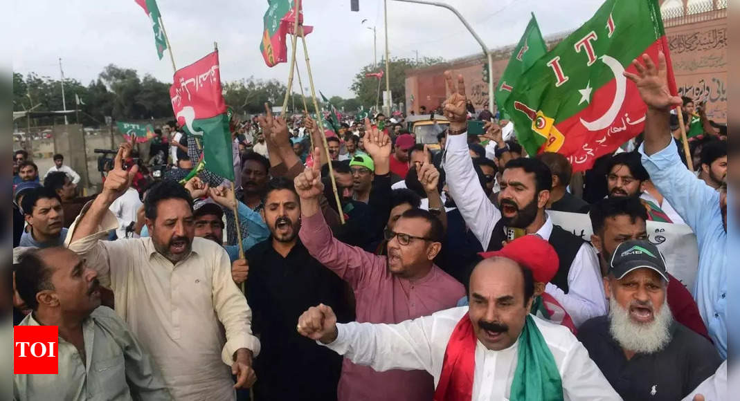 Karachi police detain 20-25 Pakistan Tehreek-e-Insaf workers from rally expressing solidarity with Imran Khan – Times of India