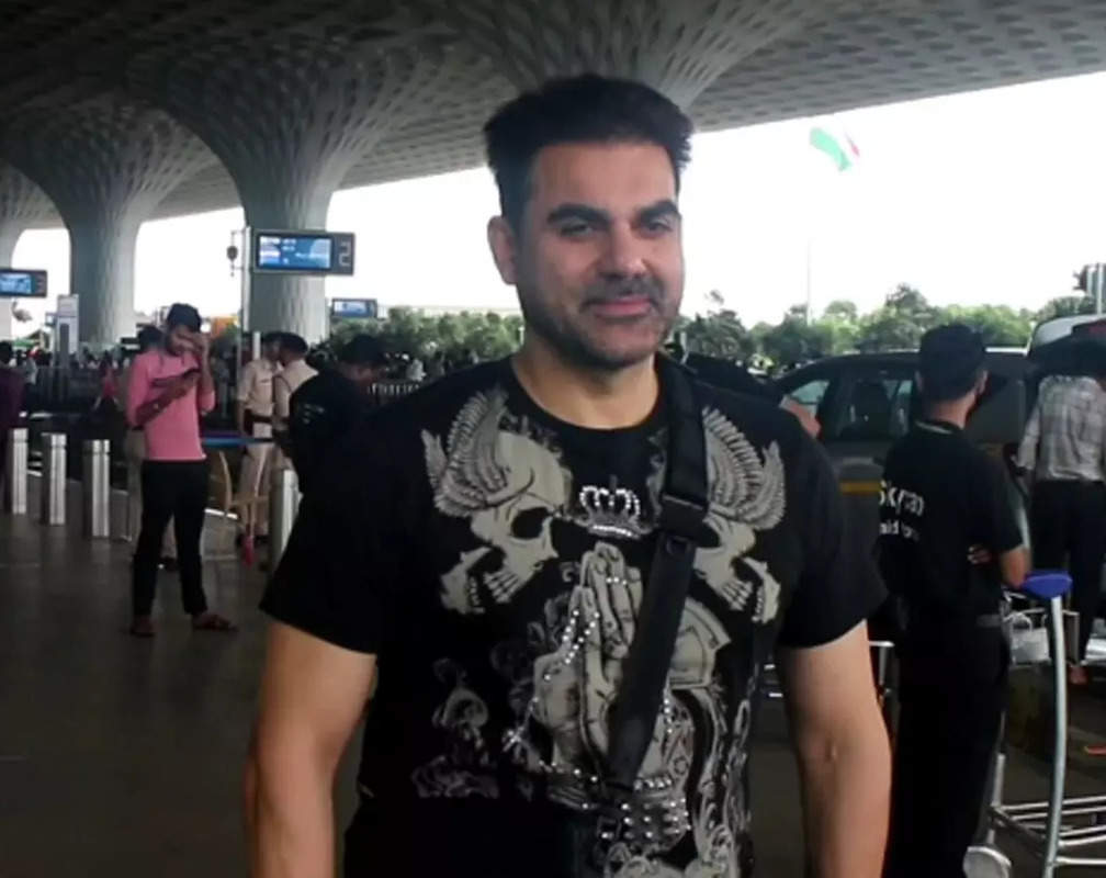 
Arbaaz Khan perfectly describes his style with a black cotton printed T-shirt and white jeans
