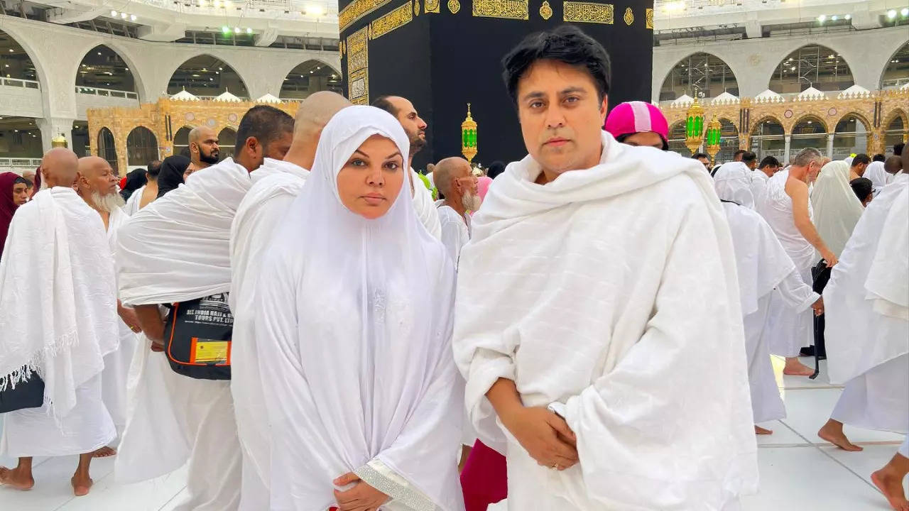 Fetch Pakistan - In a major move towards modernization and inclusivity,  Saudi Arabia has introduced a new New Dress Code For Women On Umrah going  on the Umrah pilgrimage, the voluntary pilgrimage