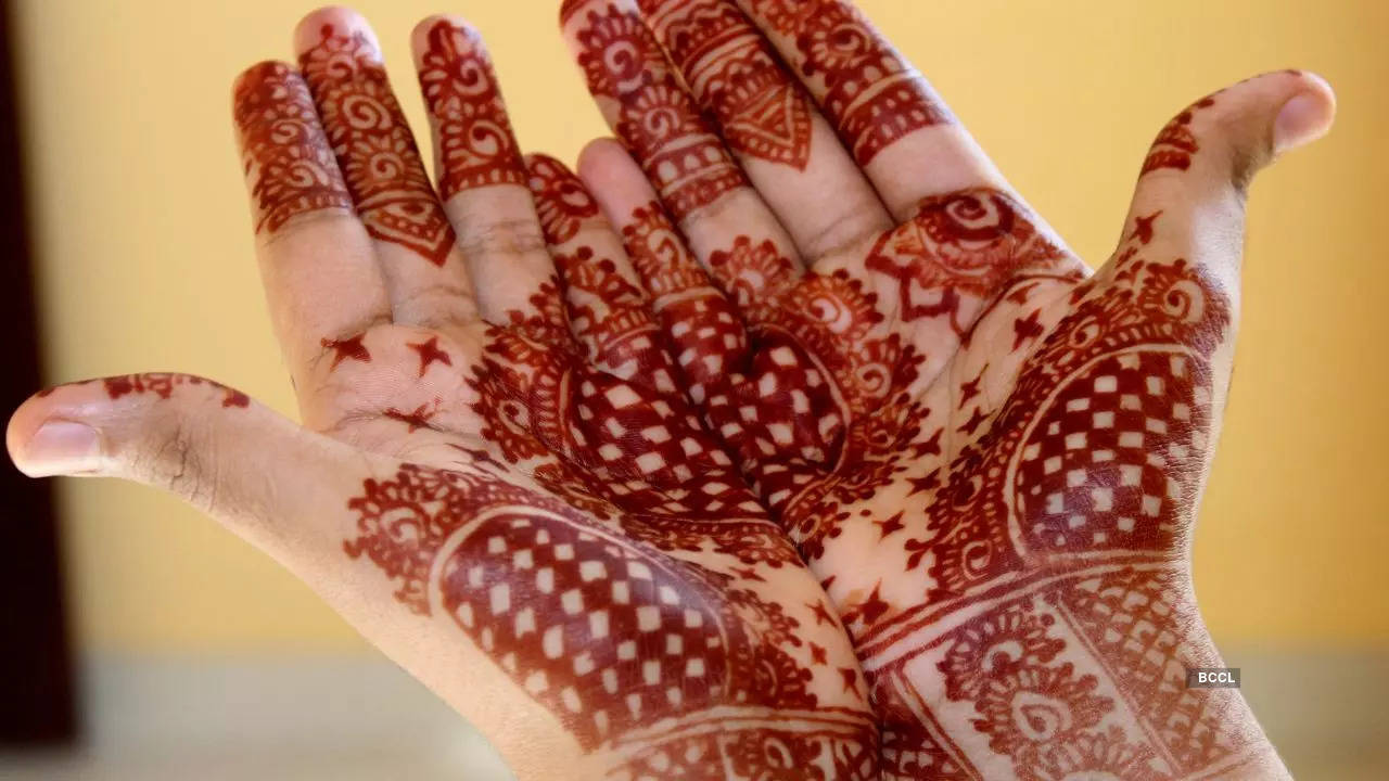 Simple Mehndi Designs Styles Easy and New Arabic Front Hand in 2023-hangkhonggiare.com.vn