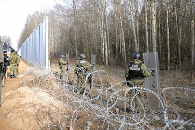 Poland, Baltic states warn they could seal borders with Belarus if military, migrant tensions grow