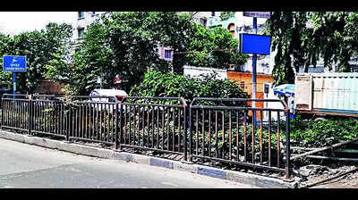 Behala accident zone gets guard rails to stop jaywalking