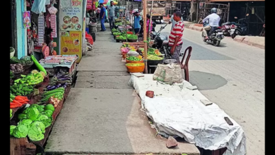 Pedestrians suffer as 40,000 city street vendors occupy pavements