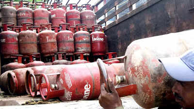 BJP leaders hail govt's decision to slash cooking gas price
