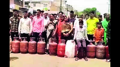 Promised gas at ₹450, women protest when denied cylinder