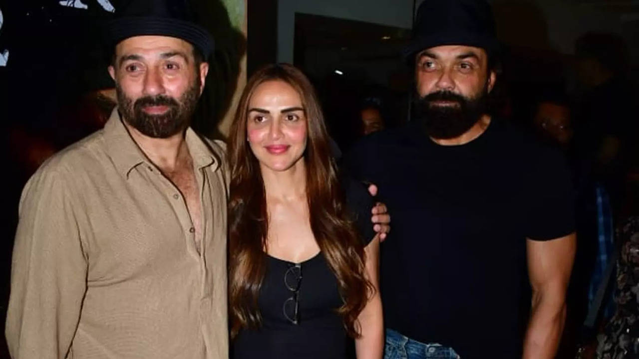 Fan Throws Bra At Nick, Sunny Deol Hugs Step Sister Esha, Kangana