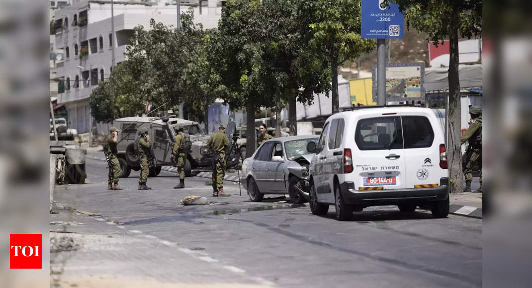 West Bank: Palestinians Clash With Own Security Forces In A West Bank ...