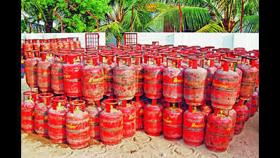 Ghoti cops arrest 3 using domestic LPG to refuel vehicles, seize 28 cylinders