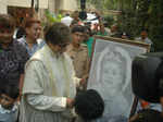 Big B celebrates his b'day with fans