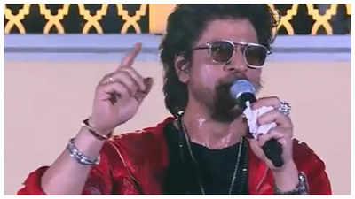 SRK delivers his famous 'Bete ko haath lagane se pehle' 'Jawan