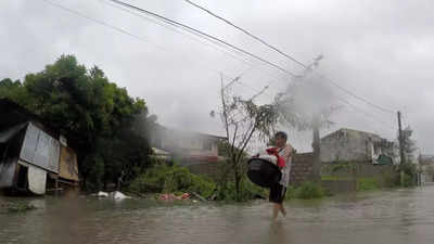 Super Typhoon Saola sweeps towards southern China megacities