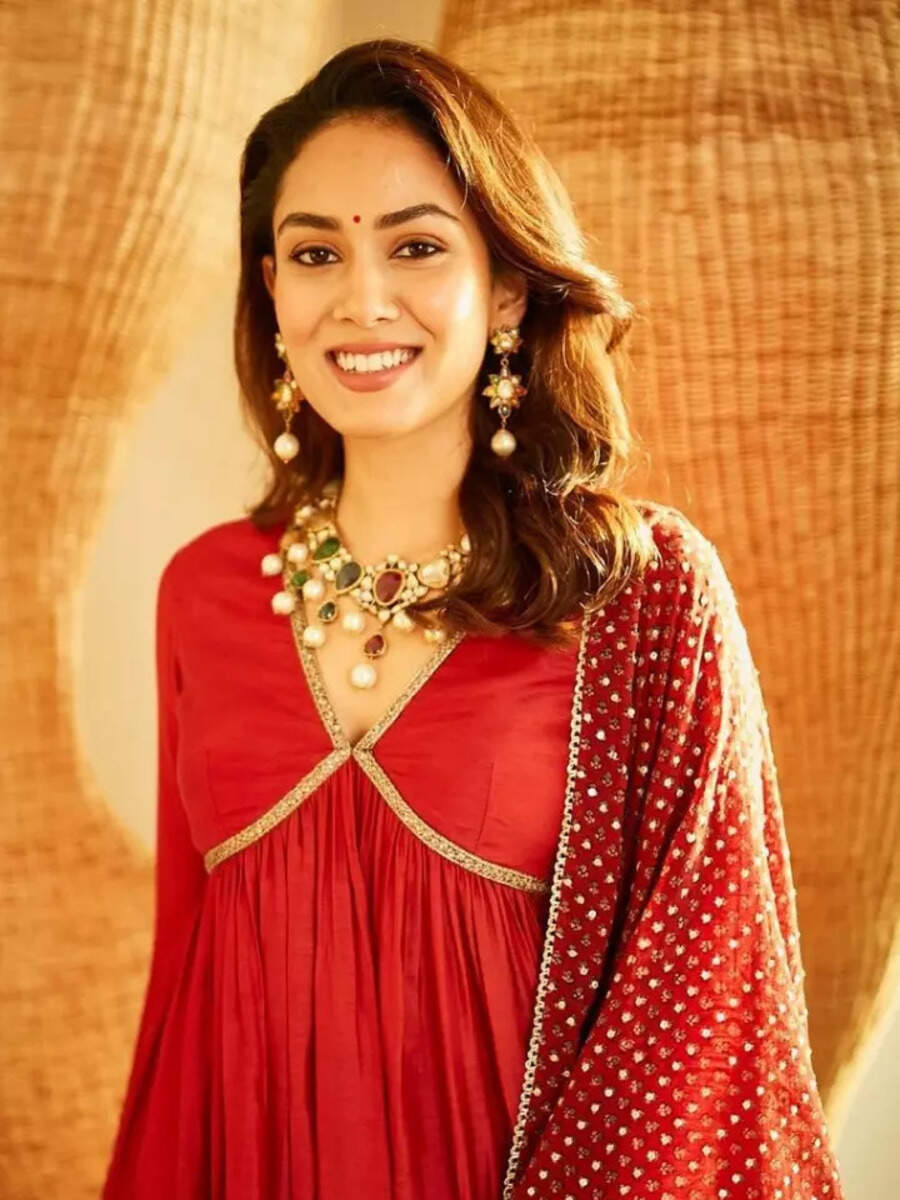 Mira Rajput's golden hour glow is unmissable in a red sharara set ...