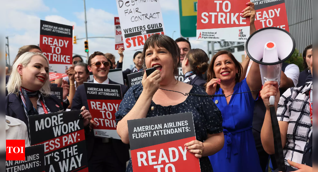 Strike American Airlines Flight Attendants Vote To Authorize Strike   Photo 