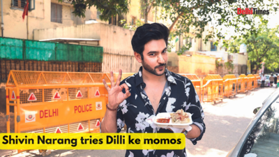 Shivin Narang tries Dilli ke momos
