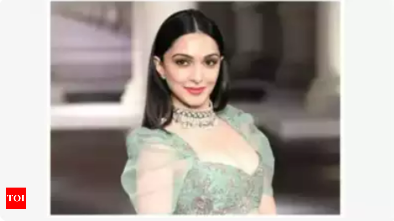 Watch video: Kiara Advani looks ethereal in ethnic wear as she is papped  outside a production house | Hindi Movie News - Times of India