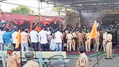 Maratha quota stir in Jalna turns violent; police lathicharge mob