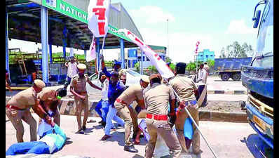 DYFI protests hike in toll plaza tariff