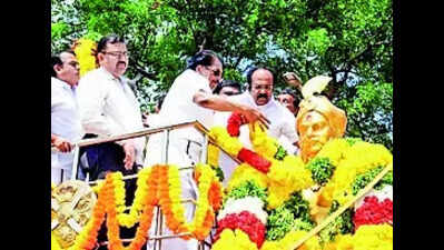 Leaders Pay Tribute To Puli Thevar | Madurai News - Times of India