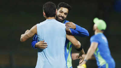 India vs Pakistan: Cricketers bonhomie ease the edge