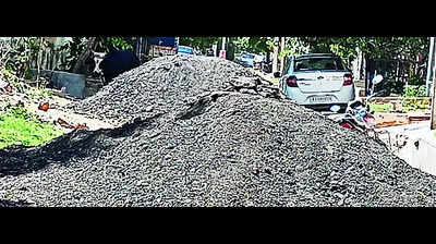 Debris piles up in Aayakar Nagar colonies, locals upset