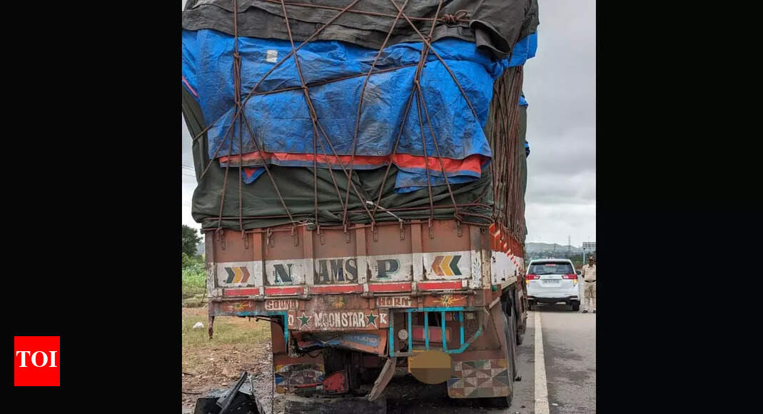 Karnataka: 4 killed, 3 injured as car rams into lorry in Chitradurga ...