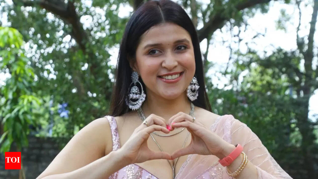 Video: Actress Mannara Chopra opens up about uncomfortable kiss incident  with director AS Ravi Kumar Chowdary | Telugu Movie News - Times of India