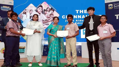 Chennai mayor hands over cash prizes to winners of quiz competition